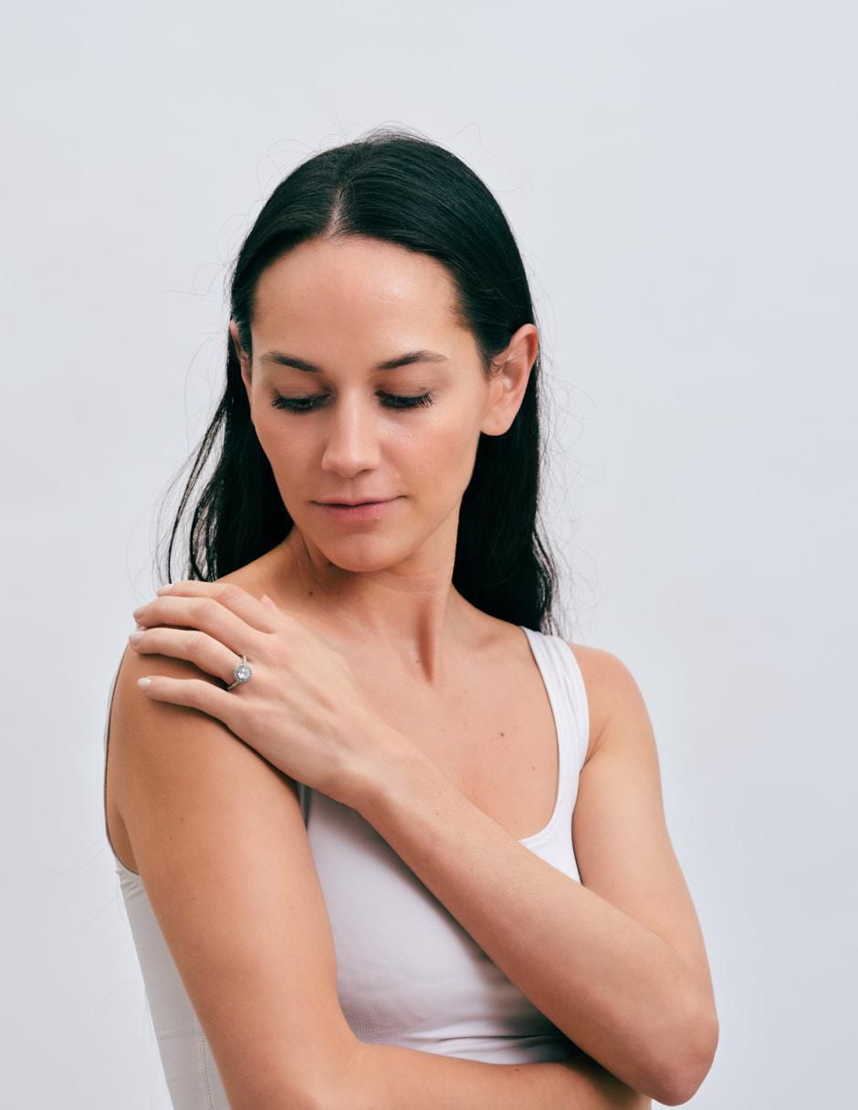 Anillo de compromiso con acabado baño de oro 18 k Nima 8