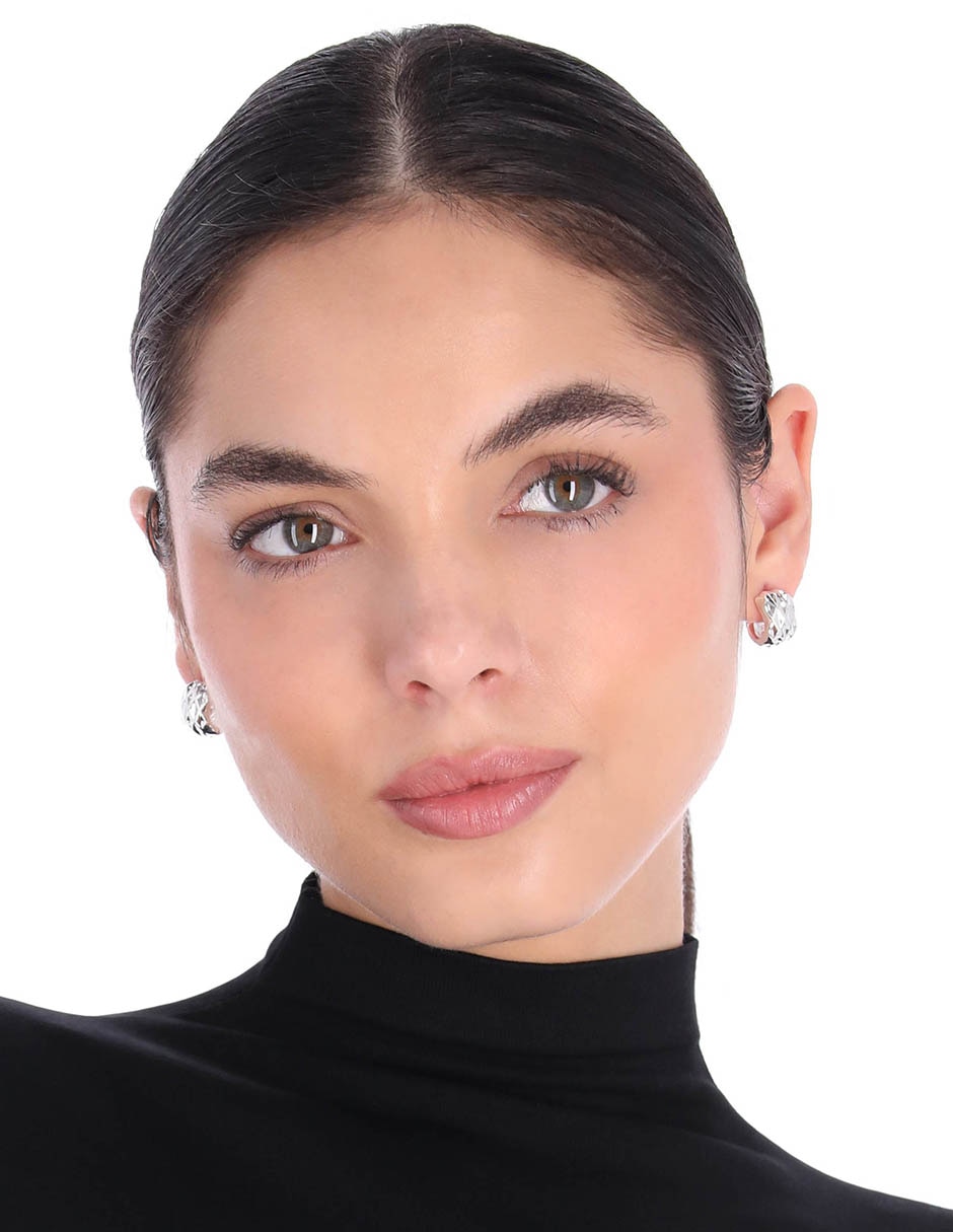 Aretes huggies Textured Baubles con acabado brillante 3