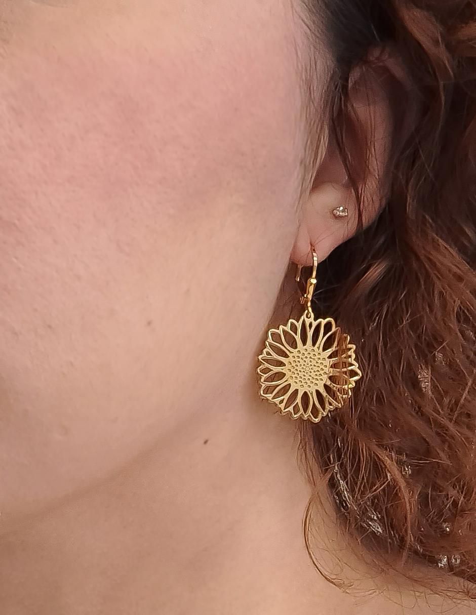 Aretes largos de flor con acabado baño de oro 14 k 3