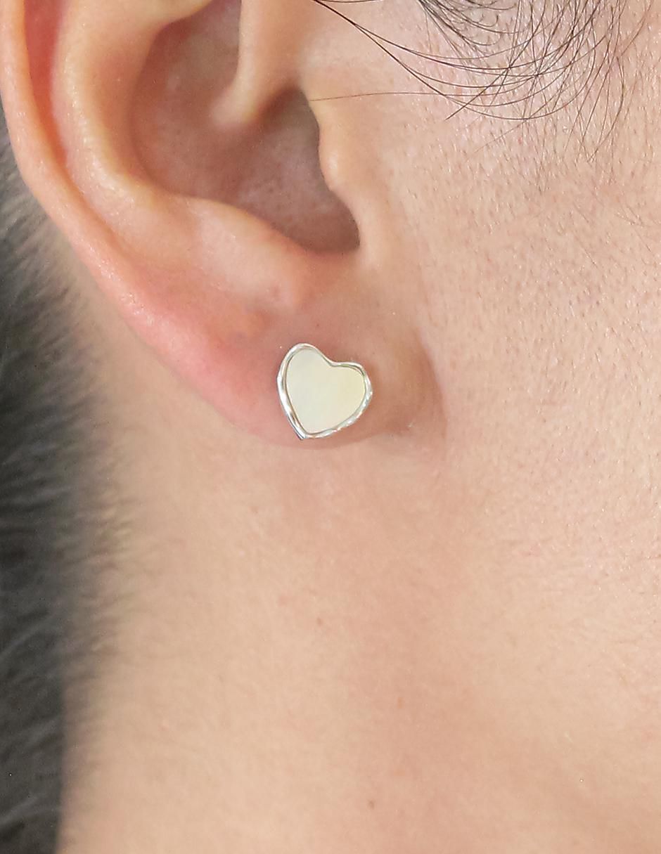 Aretes cortos de corazón de plata P 925 con acabado baño rodio madre perla 3