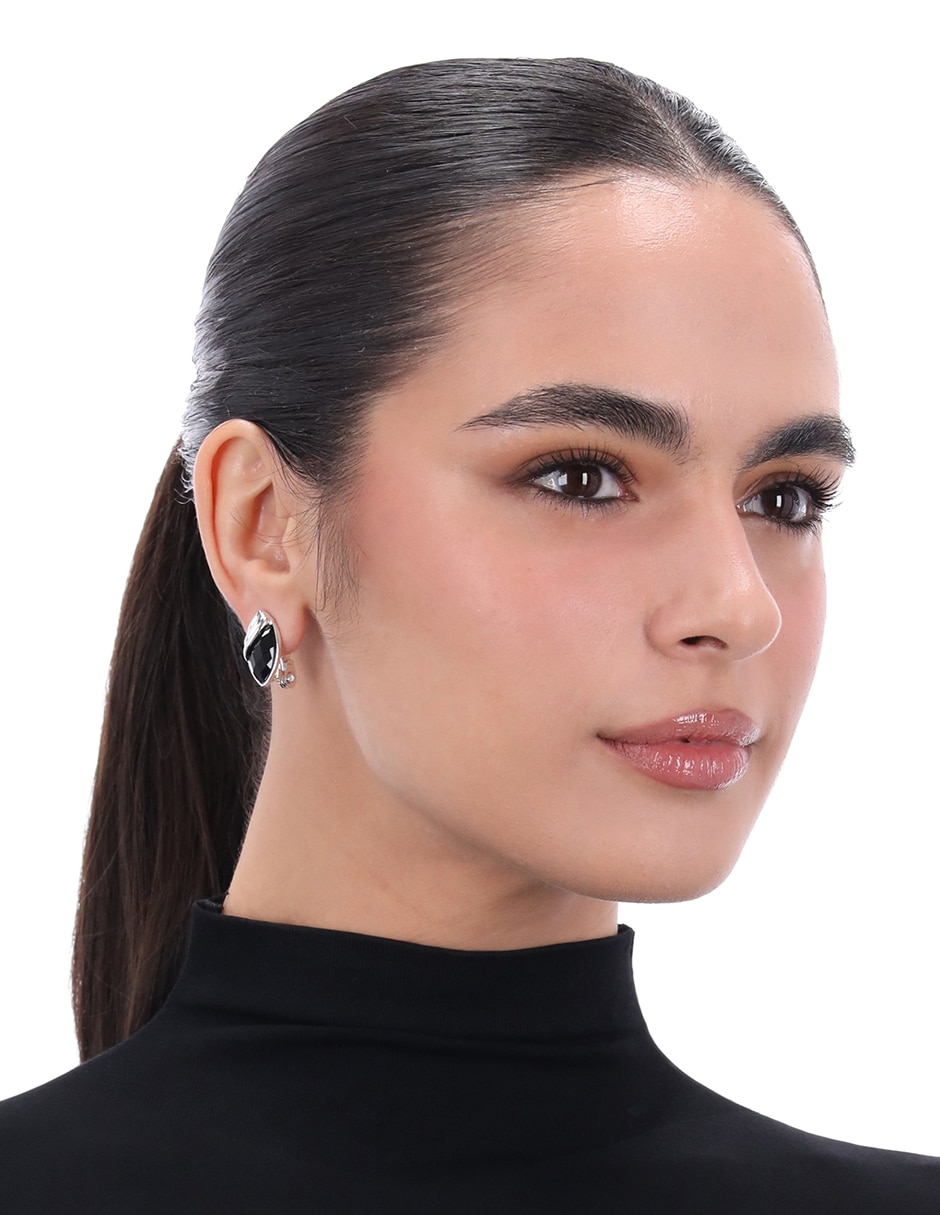 Aretes cortos ovalados night out con acabado liso pulido 5