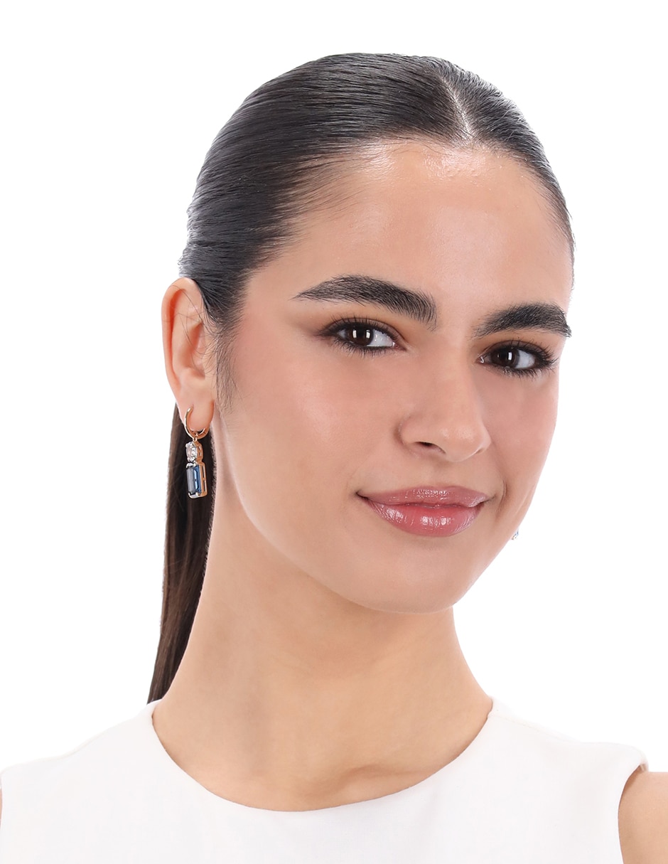 Aretes cortos rectangulares Marjorie con acabado brillante 3