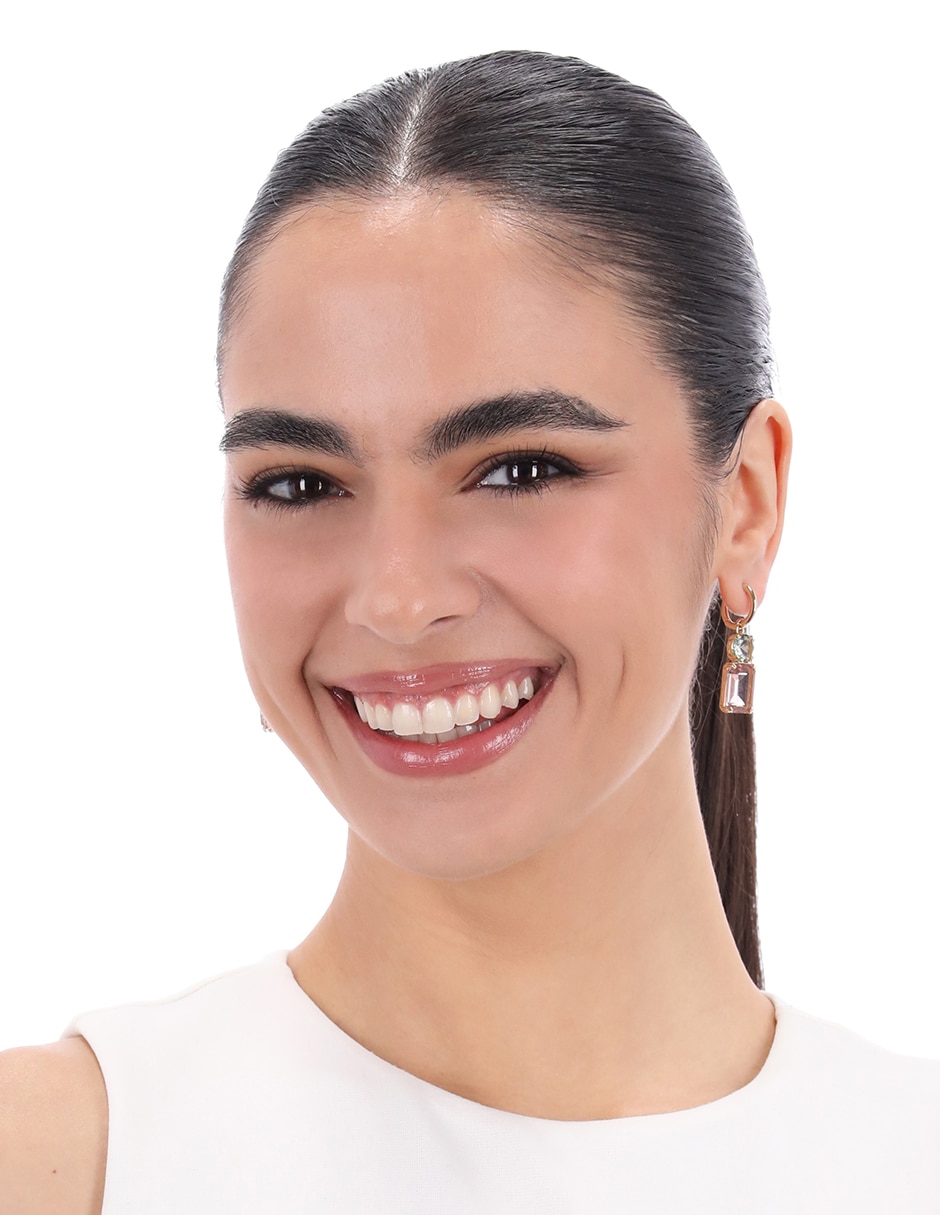 Aretes cortos rectangulares Marjorie con acabado brillante 3