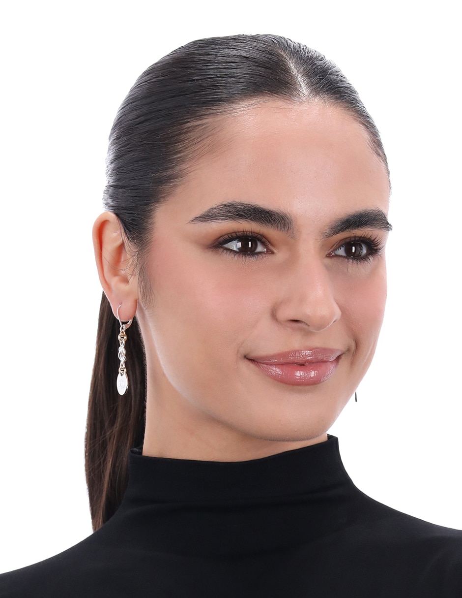 Aretes largos Daisie con acabado pulido 3