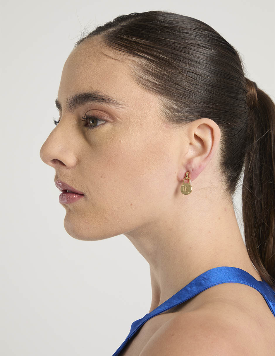 Aretes cortos de logo con acabado pulido 7