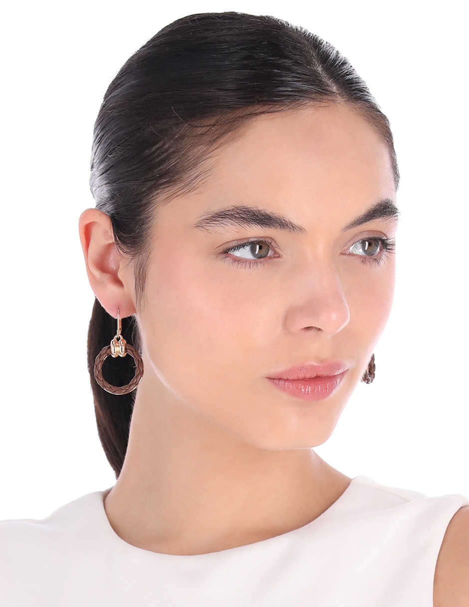 Aretes largos circulares Leather Tortoise con acabado pulido 3