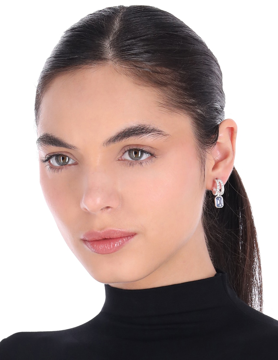 Aretes cortos cuadrados Breezy con acabado pavé 3