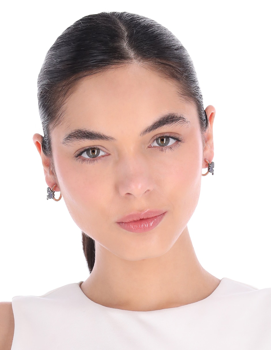 Aretes cortos de mariposa anne klein x anjelica roselyn con acabado liso esmaltado 5