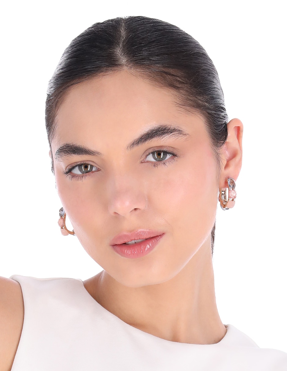 Aretes cortos circulares Anne Klein X Anjelica Roselyn con acabado pavé 3