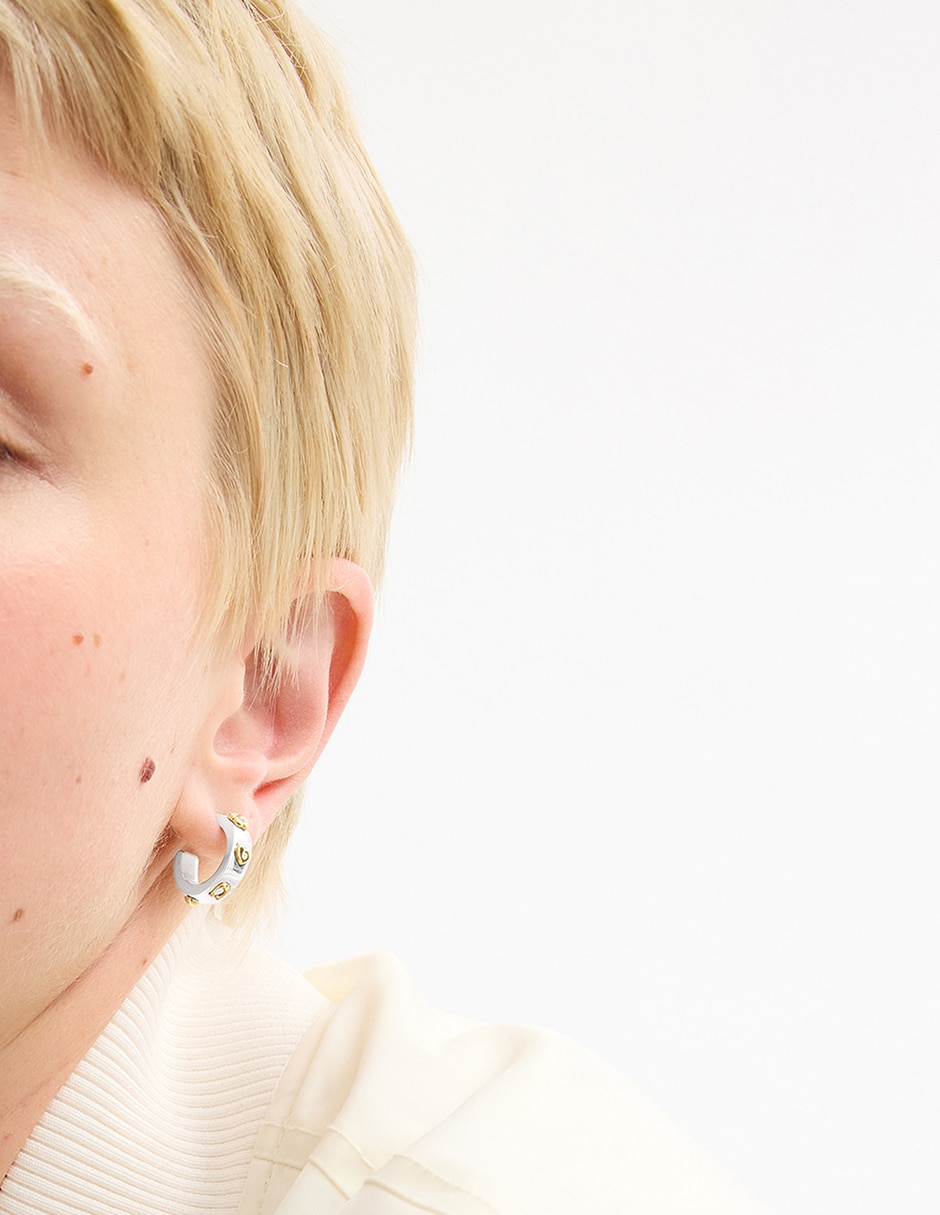 Aretes huggies con acabado brillante 6