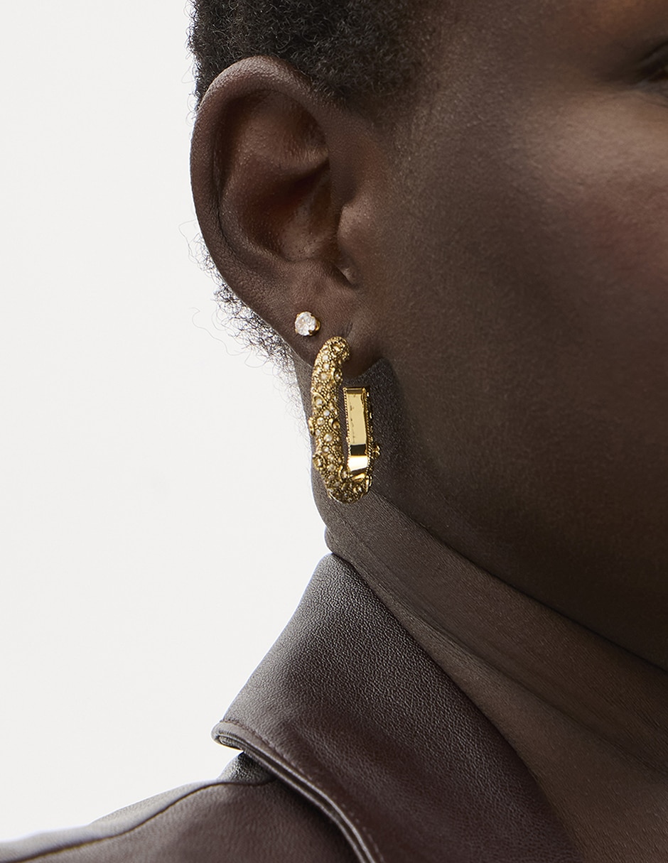 Aretes huggies con acabado pavé 10