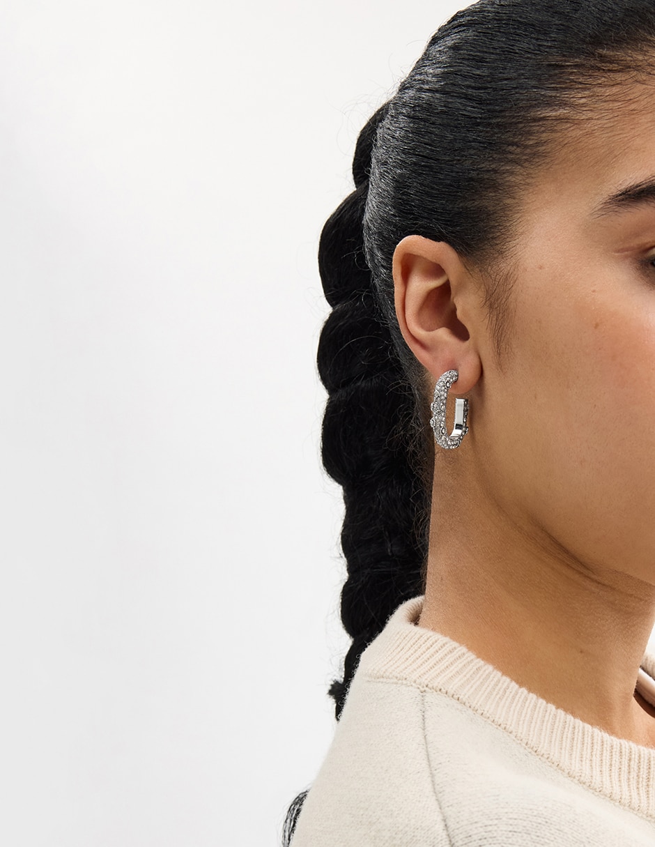 Aretes huggies con acabado pavé 8