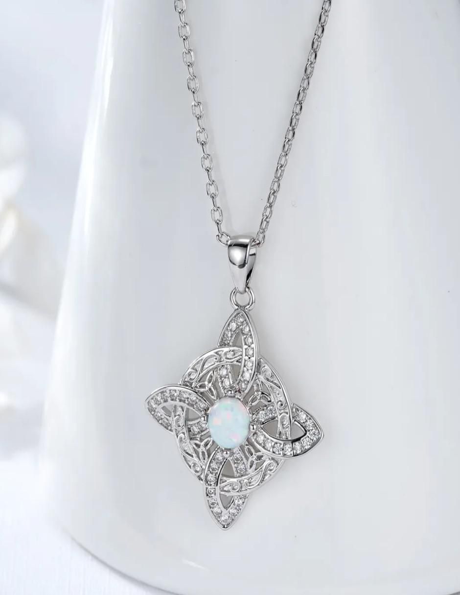 Collar nudo de bruja de plata 2