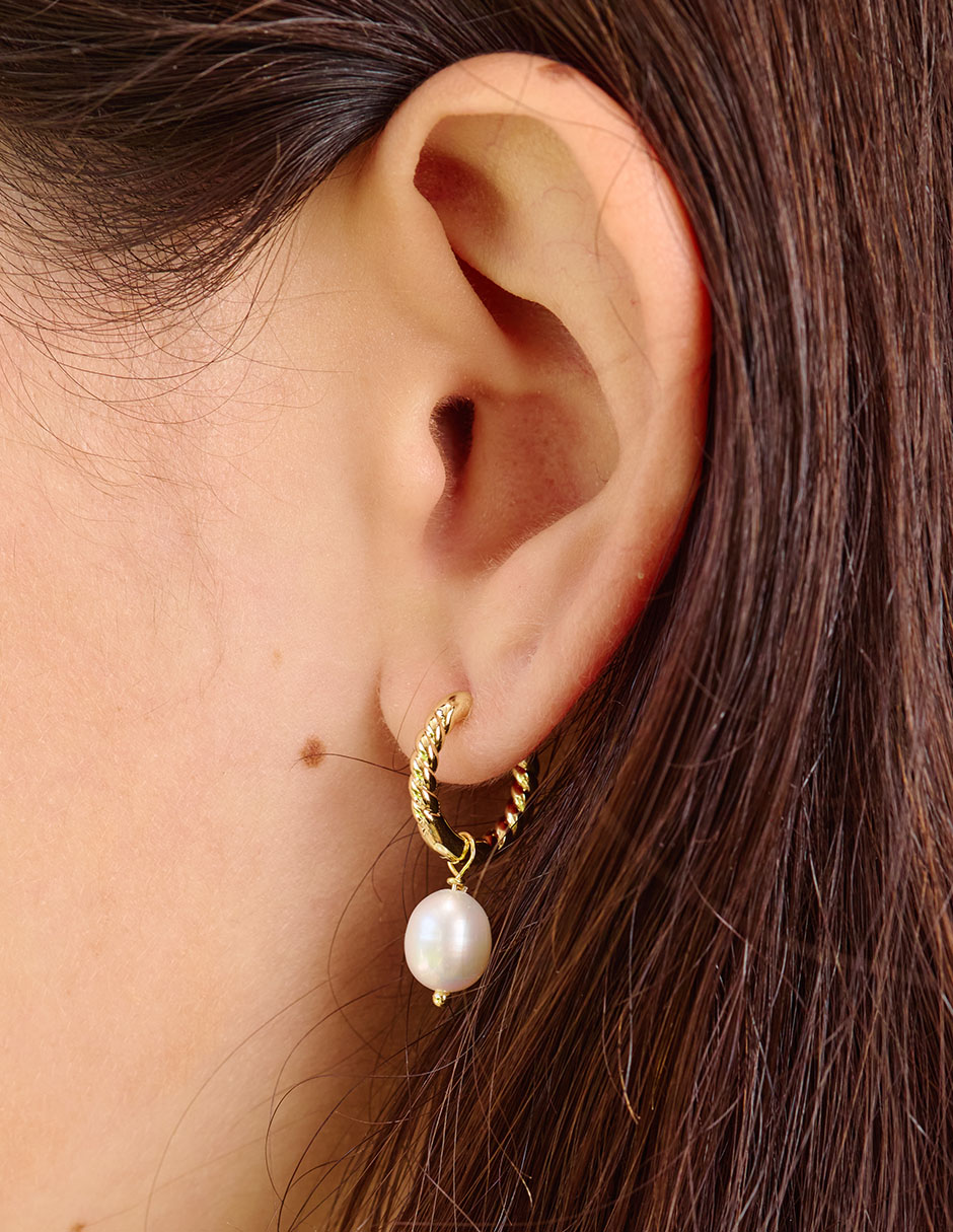 Aretes huggies de gota 14 K con acabado baño de oro perla 3