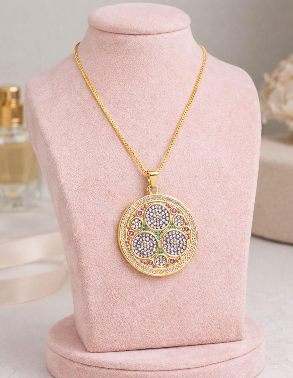 Collar con dije Mandala con acabado baño de oro18 K 2