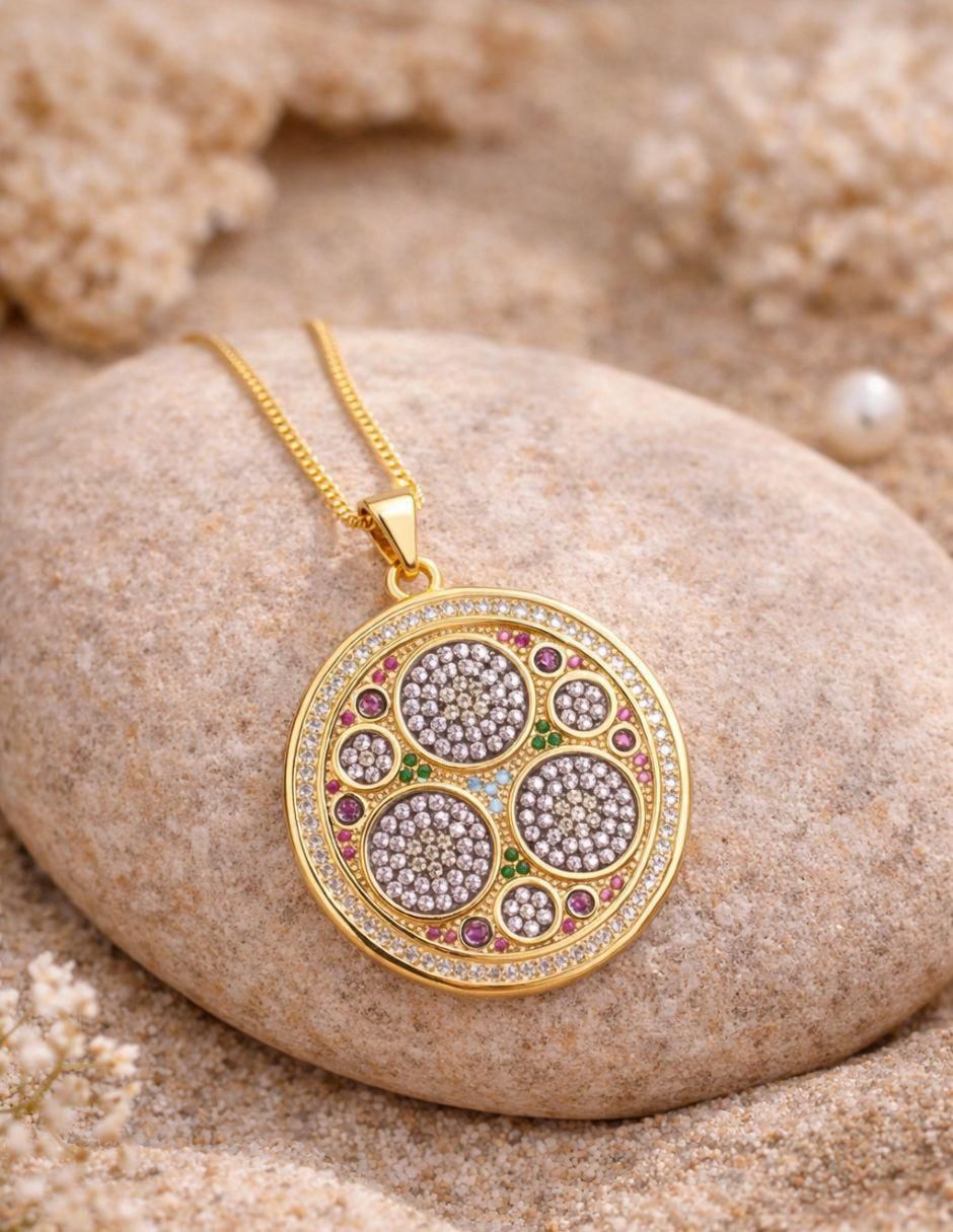 Collar con dije Mandala con acabado baño de oro18 K 3