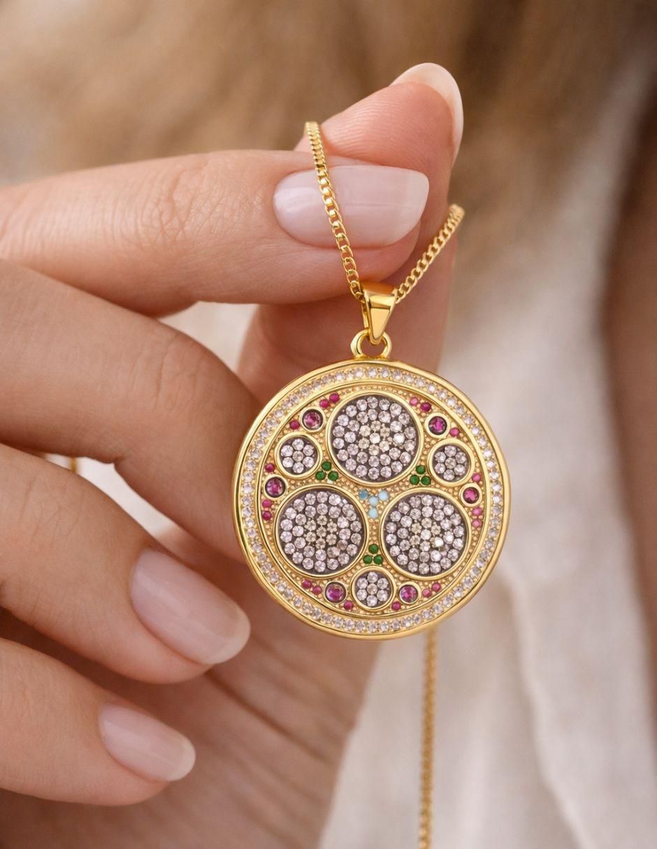 Collar con dije Mandala con acabado baño de oro18 K 4