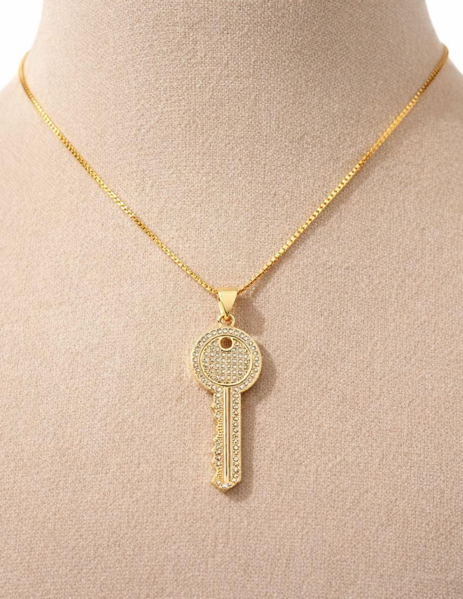 Collar con dije de llave con acabado baño de oro 18 K 4