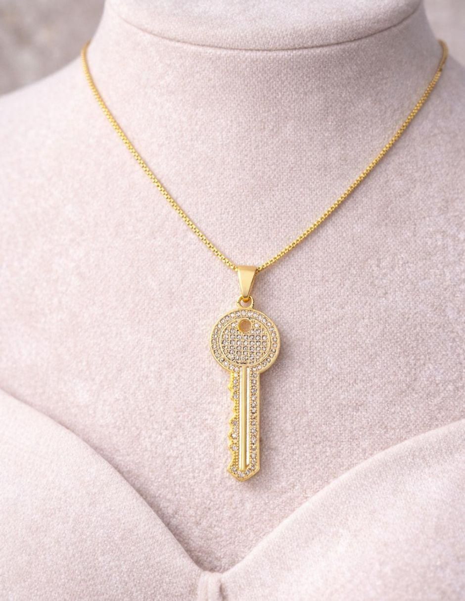 Collar con dije de llave con acabado baño de oro 18 K 7