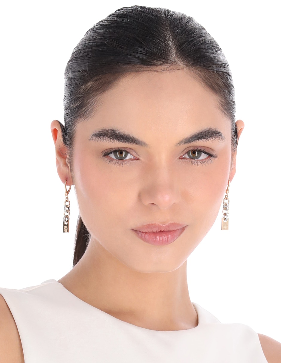 Aretes largos de rectangular Paula con acabado pavé 3