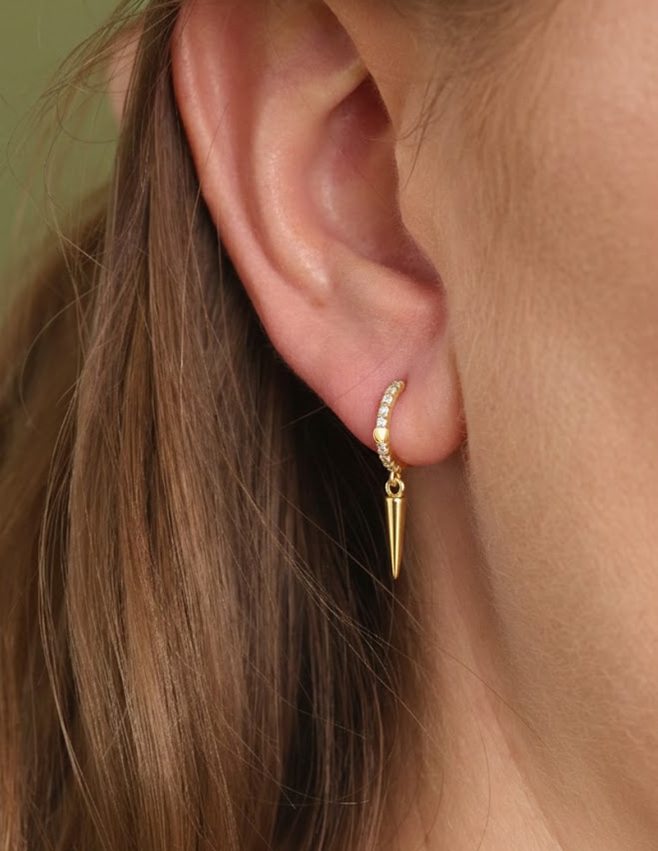 Aretes huggies 14 K con acabado baño de oro zirconia 3