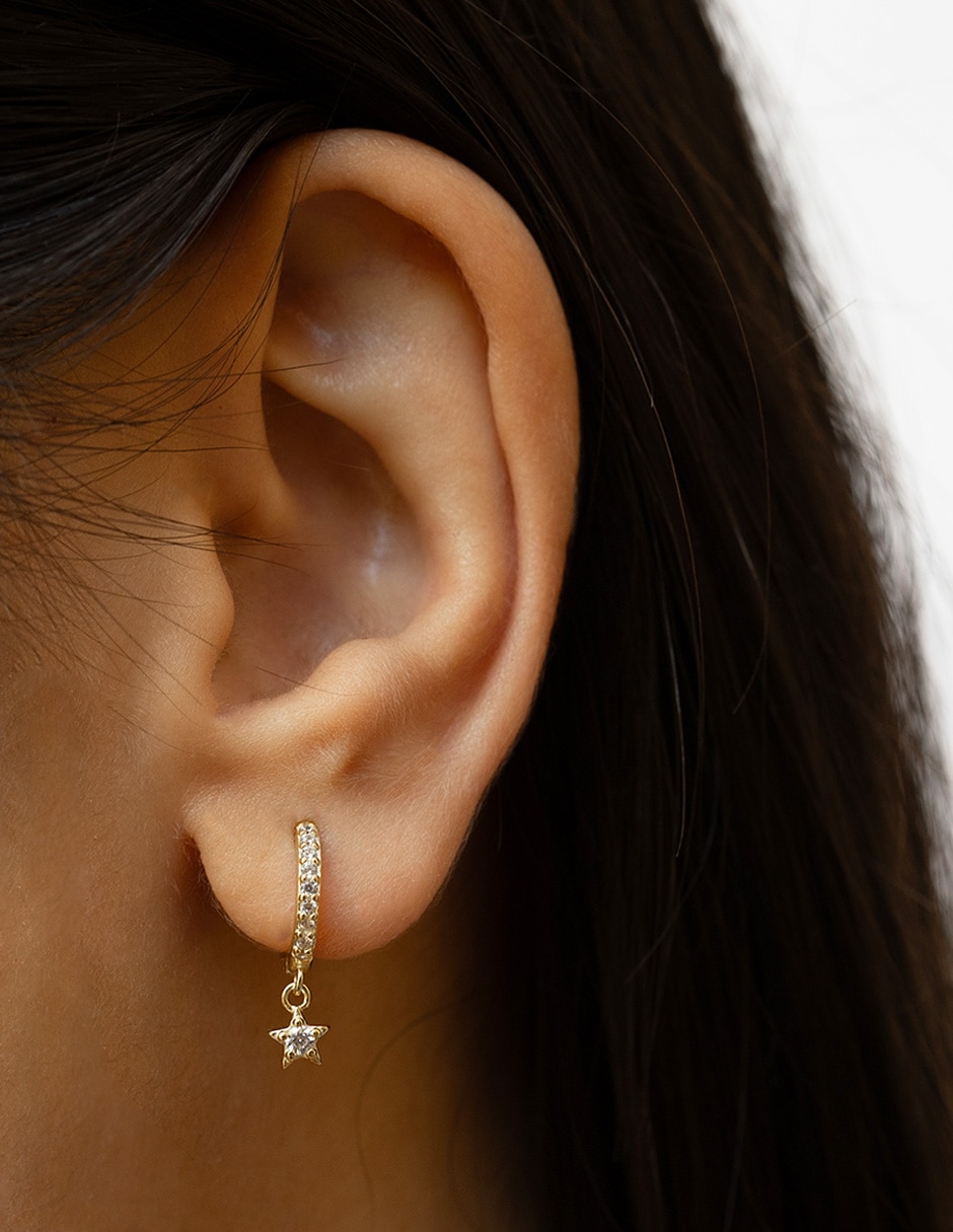 Aretes huggies de estrella 14 K con acabado baño de oro zirconia 3