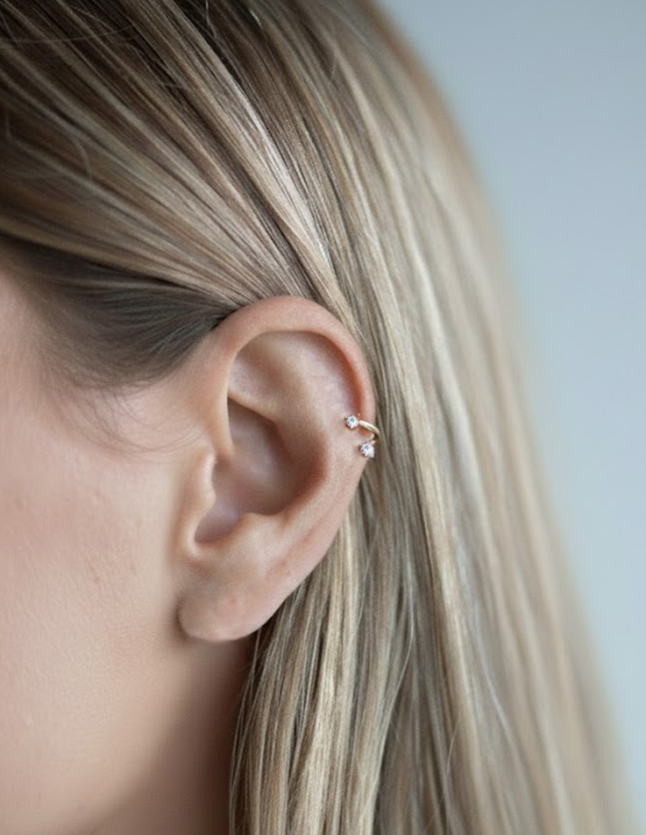Arete ear cuff 14 K con acabado baño de oro zirconia 3