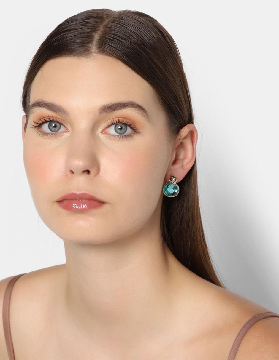 Aretes cortos ovalados con acabado baño de oro 18 K cristal 2