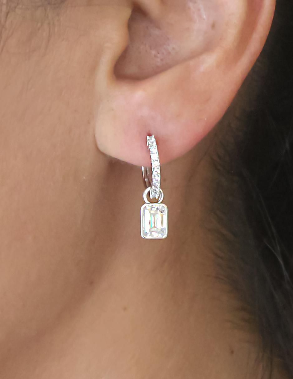 Aretes huggies rectangulares de plata P 925 con acabado baño de rodio diamante laboratorio 3