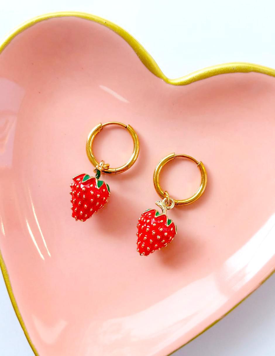 Aretes cortos de fresa Ana Maria México con acabado esmaltado 2
