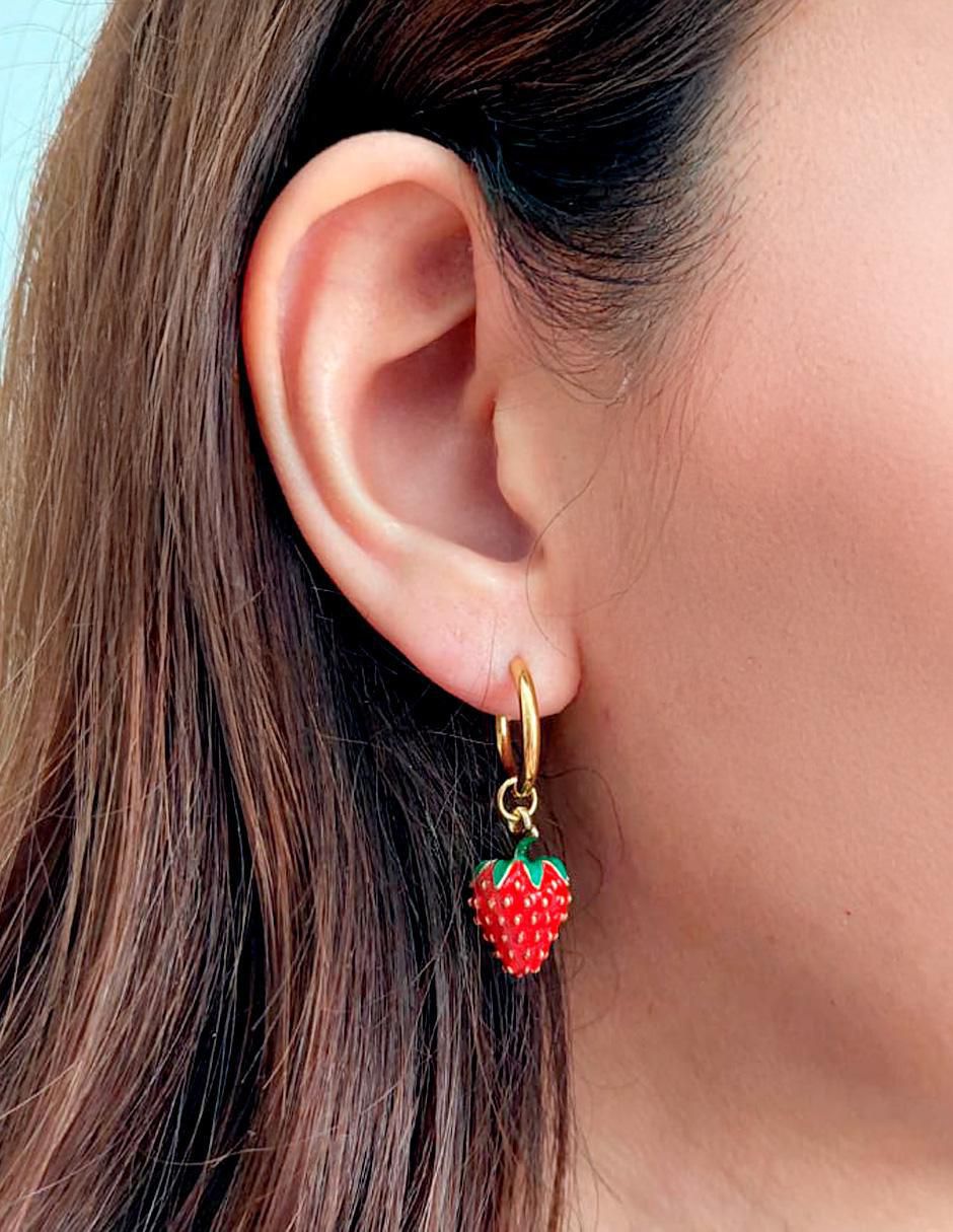 Aretes cortos de fresa Ana Maria México con acabado esmaltado 3