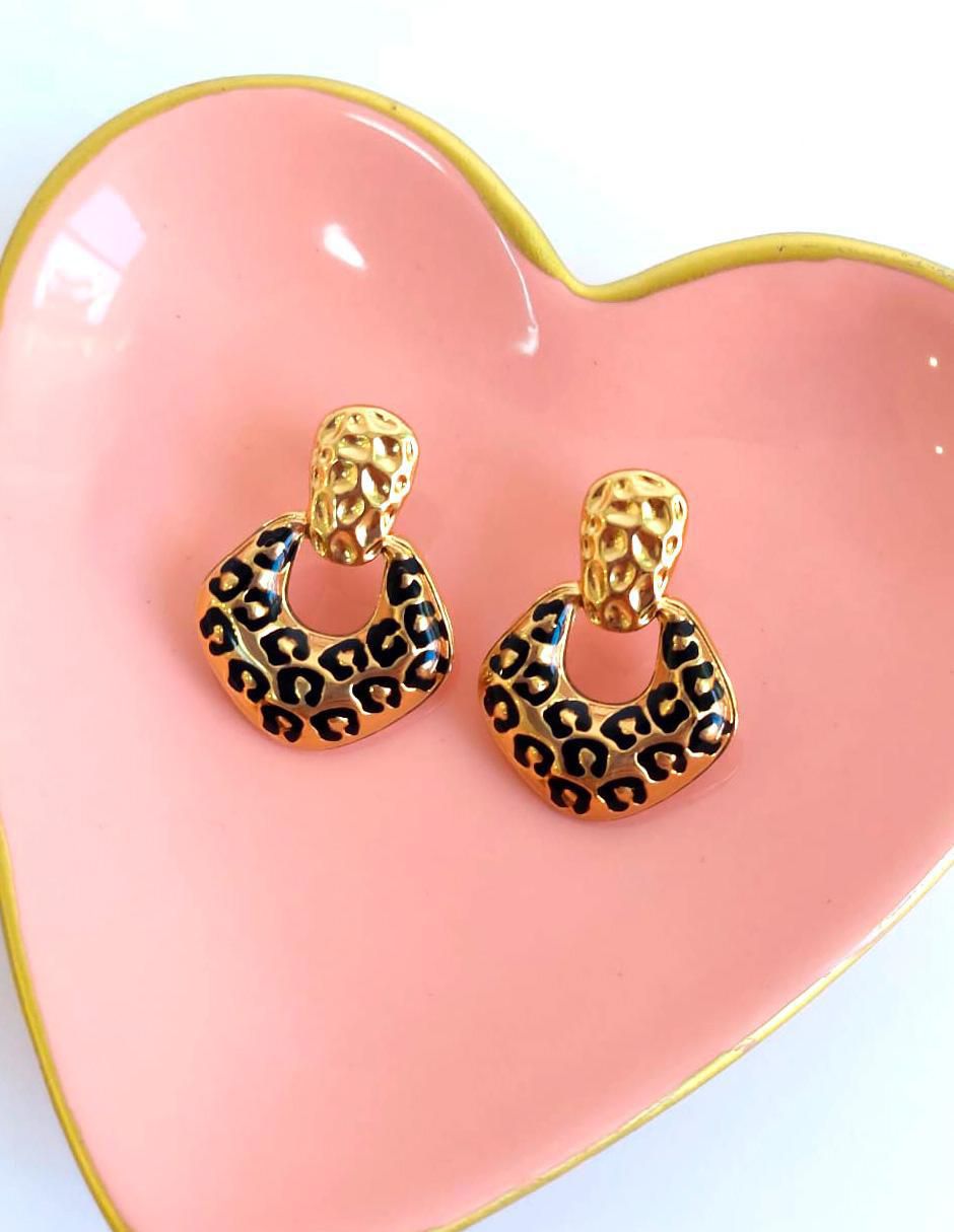 Aretes cortos animal print Ana Maria México con acabado brillante 2
