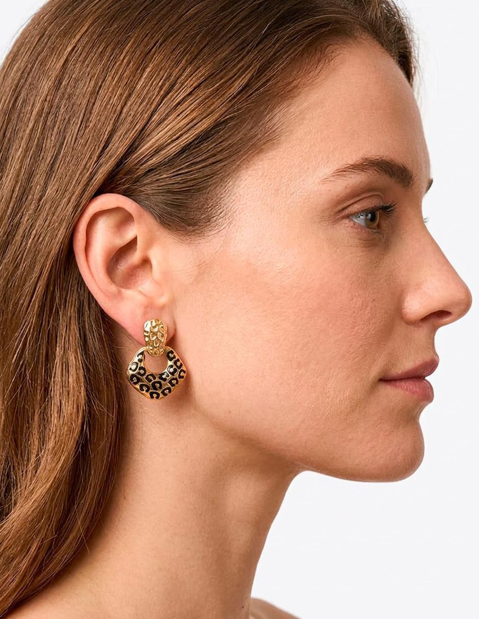 Aretes cortos animal print Ana Maria México con acabado brillante 3