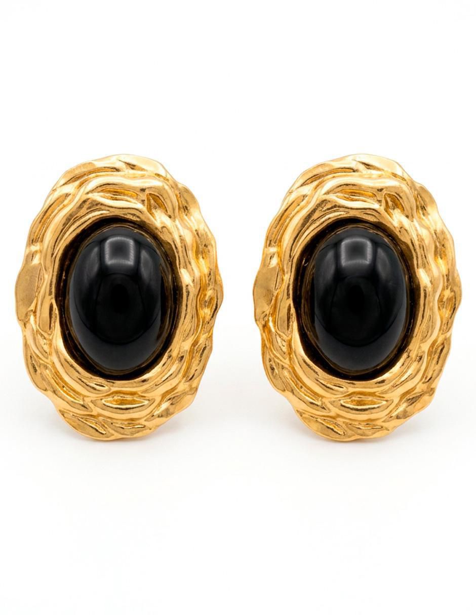 Aretes cortos ovalados con acabado brillante Aretes cortos ovalados con acabado brillante