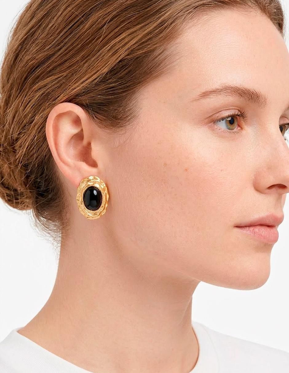 Aretes cortos ovalados con acabado brillante 4
